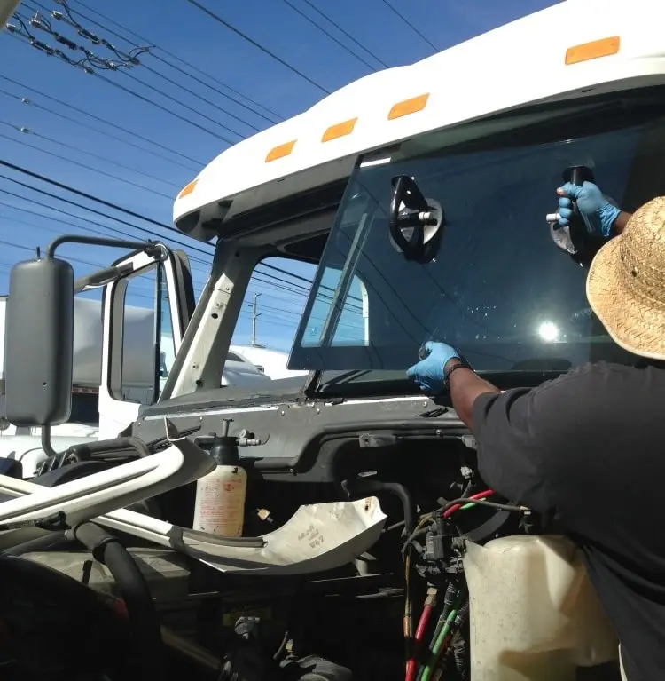Changement de pare-brise pour camions - Solution Transport Camion