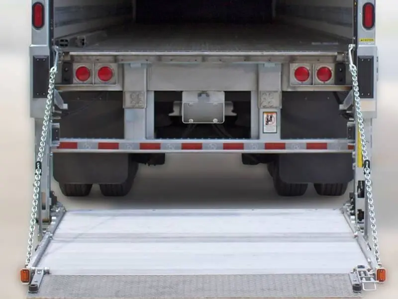 CAMION ÉQUIPÉ DU HAYON ÉLÉVATEUR MAXON BMR - COLUMNLIFT