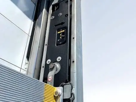 CAMION ÉQUIPÉ DU HAYON ÉLÉVATEUR MAXON BMR - COLUMNLIFT