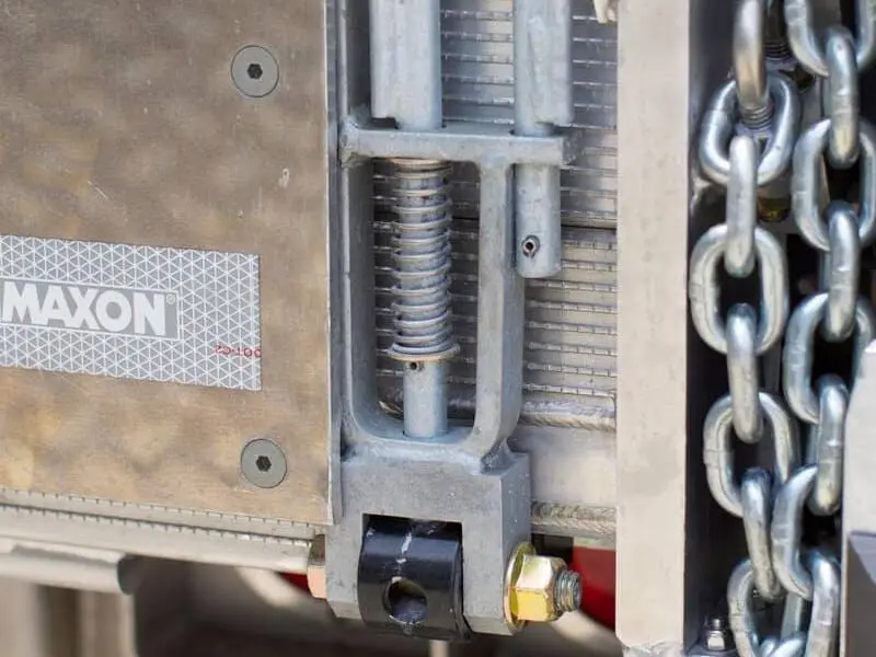 CAMION ÉQUIPÉ DU HAYON ÉLÉVATEUR MAXON BMR - COLUMNLIFT