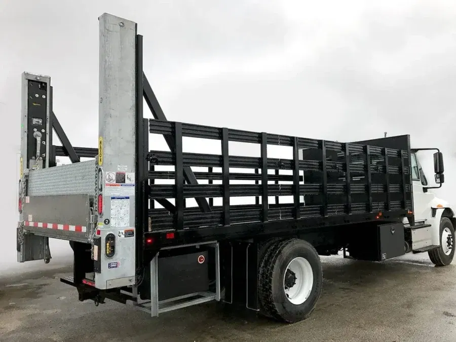 CAMION ÉQUIPÉ DU HAYON ÉLÉVATEUR MAXON BMR - COLUMNLIFT - OUVERT