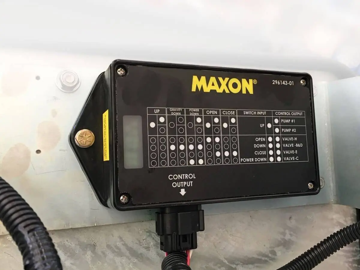 CAMION ÉQUIPÉ DU HAYON ÉLÉVATEUR MAXON BMR - COLUMNLIFT - BOITIER ÉLECTRONIQUE