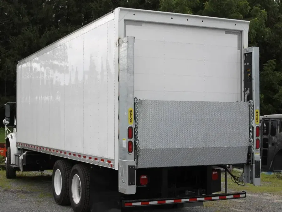 CAMION ÉQUIPÉ DU HAYON ÉLÉVATEUR MAXON BMR - COLUMNLIFT - FERMÉ