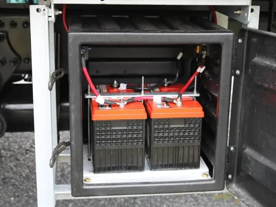 CAMION ÉQUIPÉ DU HAYON ÉLÉVATEUR MAXON BMR - COLUMNLIFT - BATTERIE