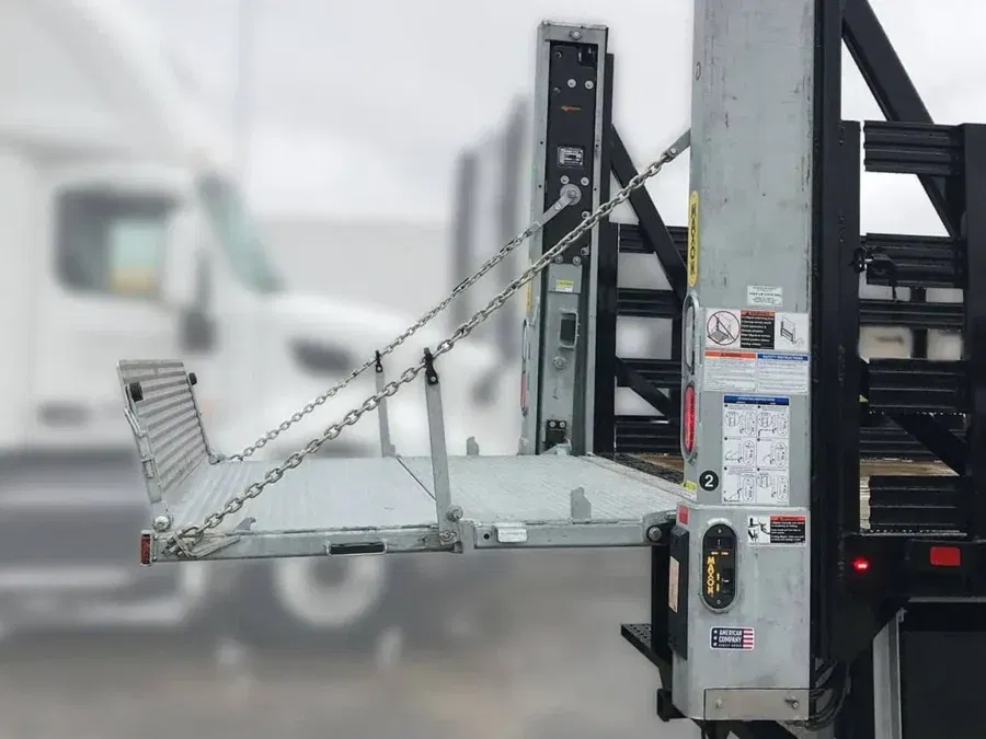 CAMION ÉQUIPÉ DU HAYON ÉLÉVATEUR MAXON BMR - COLUMNLIFT - OUVERT
