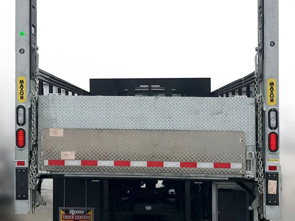 CAMION ÉQUIPÉ DU HAYON ÉLÉVATEUR MAXON BMR - COLUMNLIFT - OUVERT