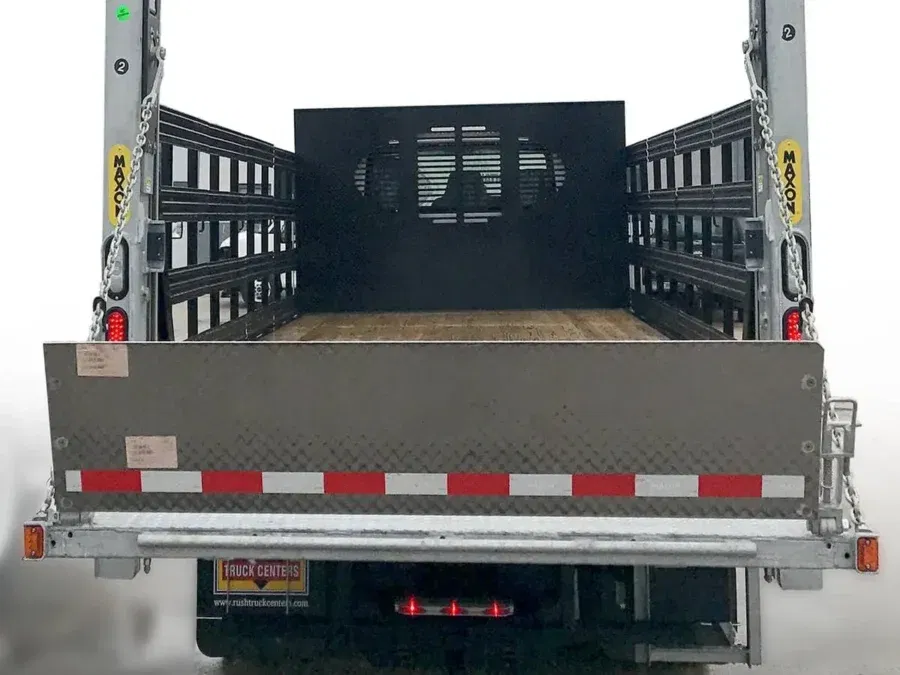 CAMION ÉQUIPÉ DU HAYON ÉLÉVATEUR MAXON BMR - COLUMNLIFT - OUVERT