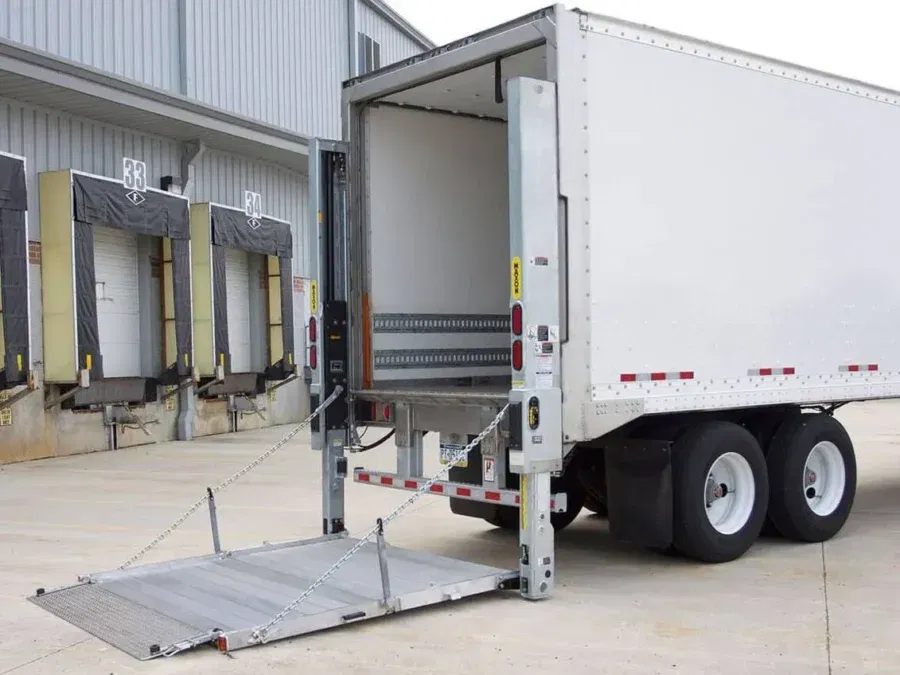 CAMION ÉQUIPÉ DU HAYON ÉLÉVATEUR MAXON BMR - COLUMNLIFT - OUVERT