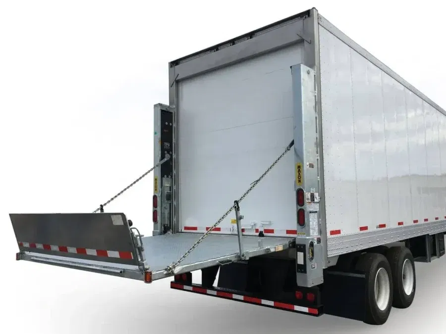 CAMION ÉQUIPÉ DU HAYON ÉLÉVATEUR MAXON BMR - COLUMNLIFT - OUVERT ET PORTE FERMÉ