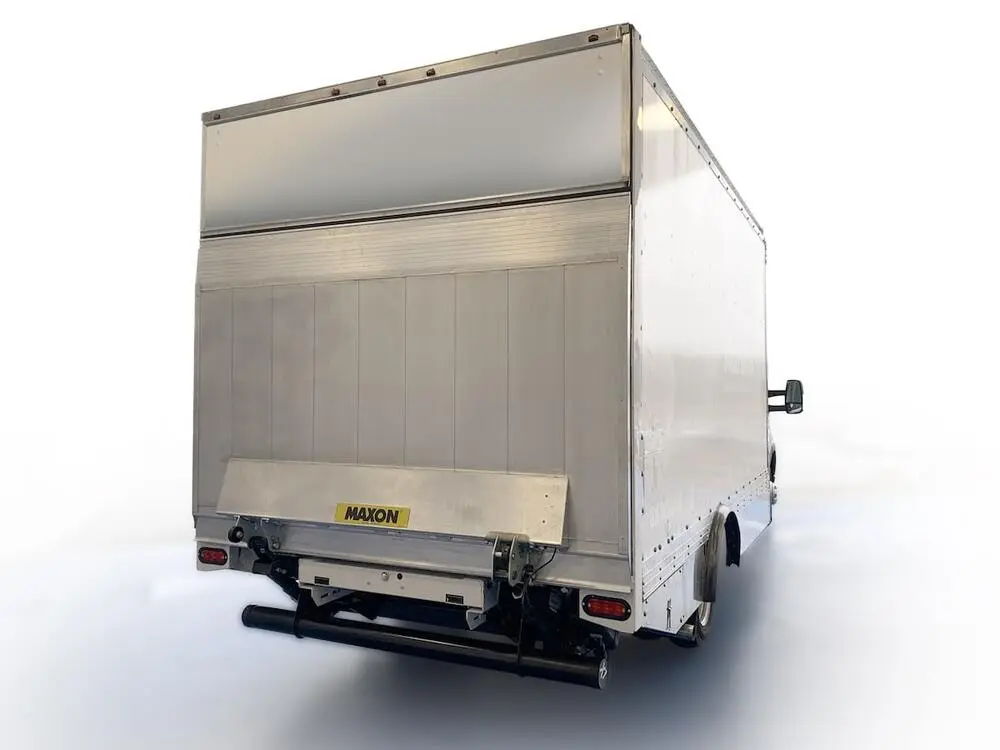 CAMION ÉQUIPÉ DU HAYON ÉLÉVATEUR MAXON GPC 17/22 X1 - CLASSIQUE - FERMÉ