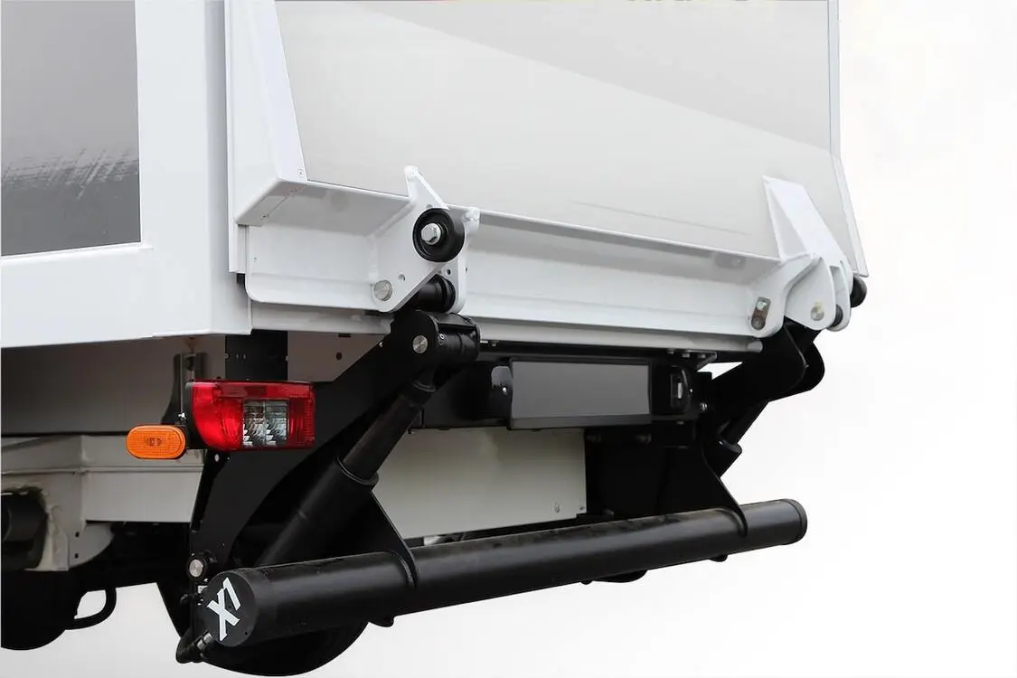 CAMION ÉQUIPÉ DU HAYON ÉLÉVATEUR MAXON GPC 17/22 X1 - CLASSIQUE - ARRIÈRE FERMÉ
