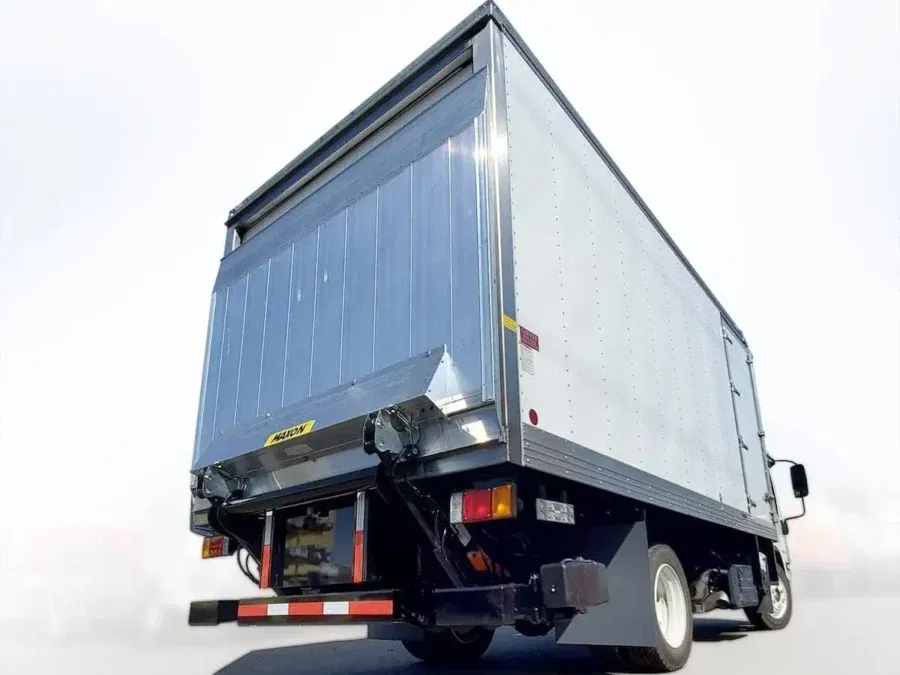 CAMION ÉQUIPÉ DU HAYON ÉLÉVATEUR MAXON GPC 33/44 X4 - CLASSIQUE