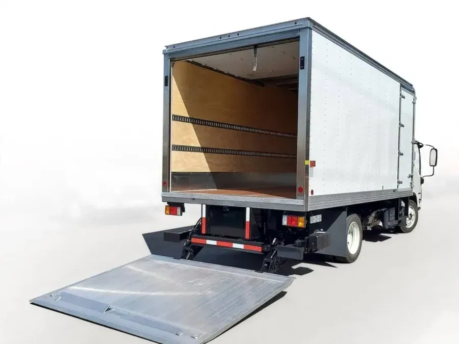 CAMION ÉQUIPÉ DU HAYON ÉLÉVATEUR MAXON GPC 33/44 X4 - CLASSIQUE - OUVERT BAS