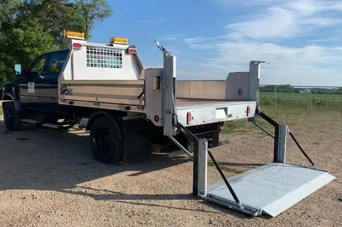 DUMP TRUCK EQUIPPED WITH MAXON LIGHT DUTY C2 TAIL ELEVATOR DROPSIDE DUMP BODY