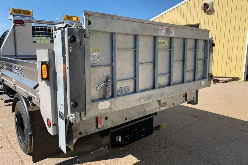DUMP TRUCK EQUIPPED WITH MAXON LIGHT DUTY C2 TAIL ELEVATOR DROPSIDE DUMP BODY