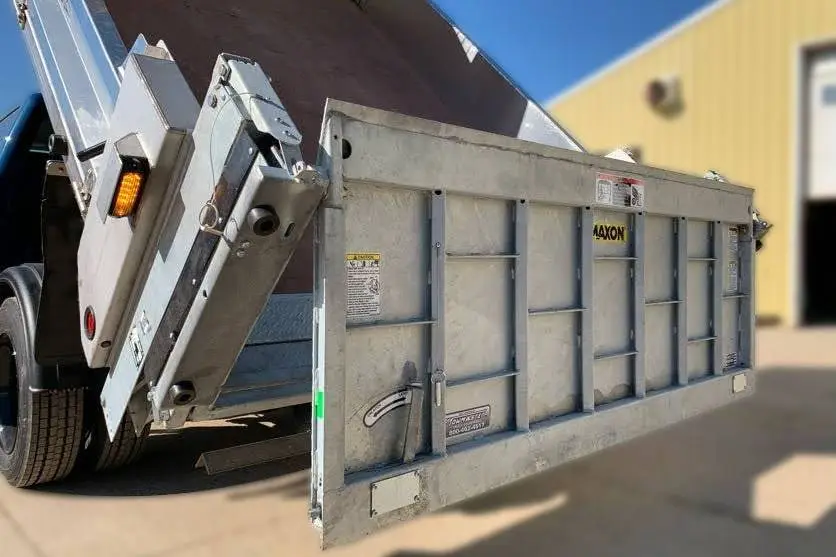 DUMP TRUCK EQUIPPED WITH MAXON LIGHT DUTY C2 TAIL ELEVATOR DROPSIDE DUMP BODY