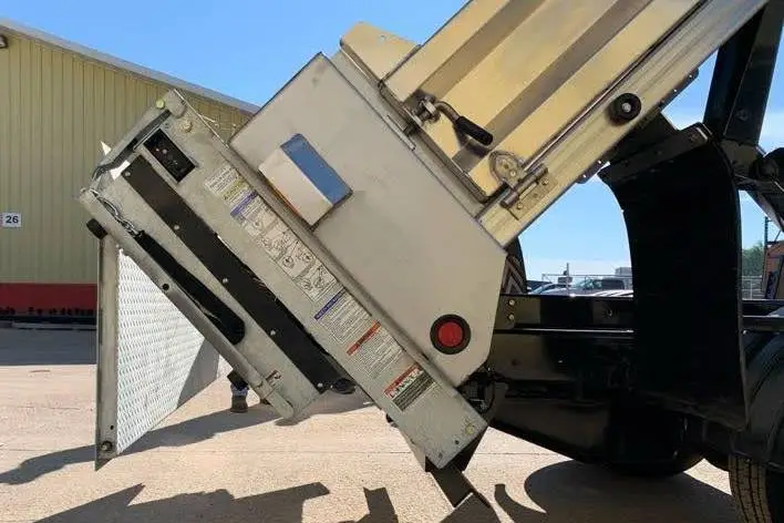DUMP TRUCK EQUIPPED WITH MAXON LIGHT DUTY C2 TAIL ELEVATOR DROPSIDE DUMP BODY