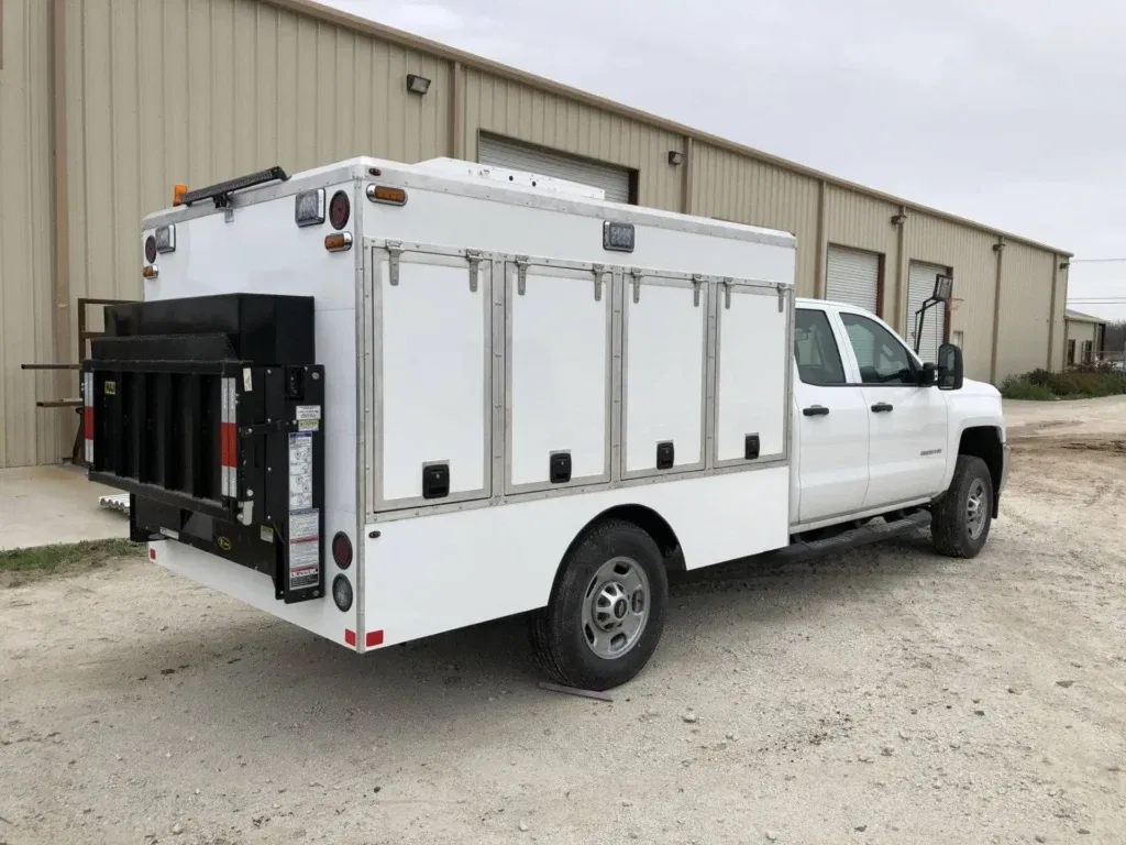 PICK UP DE SERVICE ÉQUIPÉ DU HAYON ÉLÉVATEUR LIGHT DUTY MAXON C2 SERVICE
