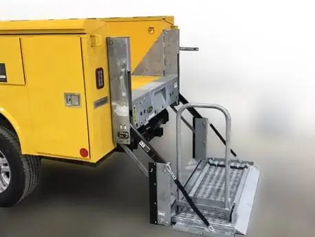 PICK UP JAUNE DE SERVICE ÉQUIPÉ DU HAYON ÉLÉVATEUR LIGHT DUTY MAXON C2 SERVICE