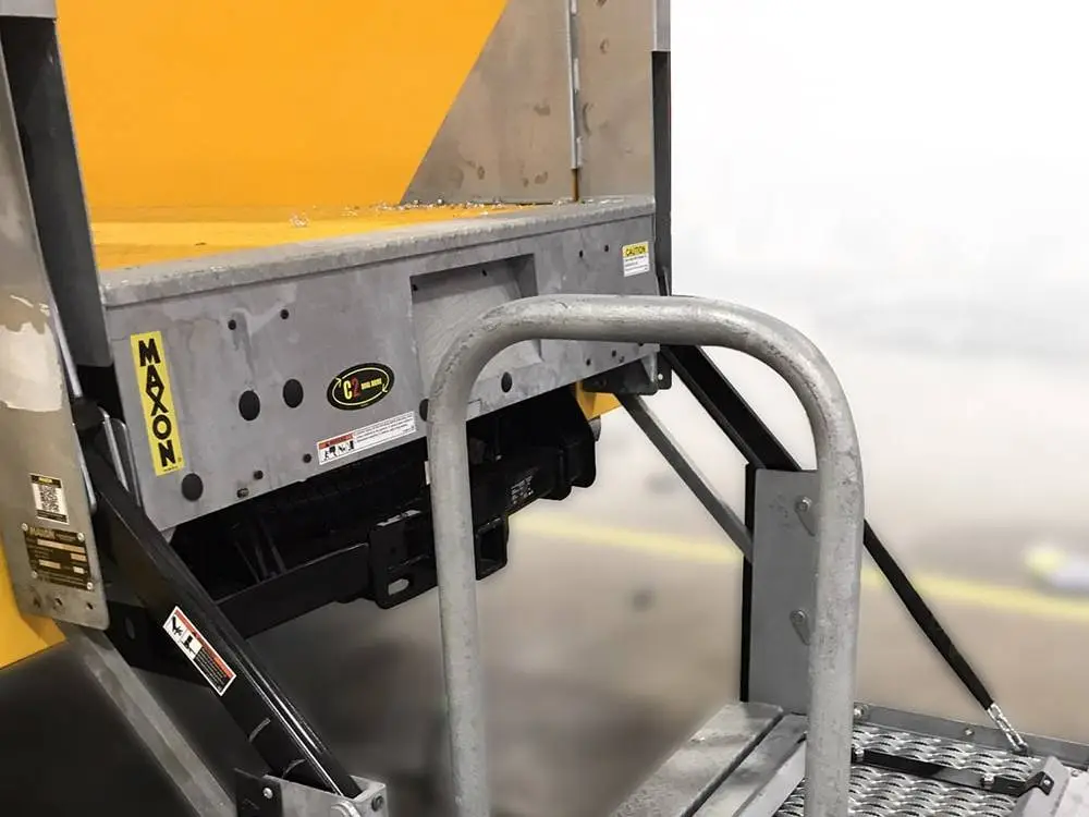 PICK UP JAUNE DE SERVICE ÉQUIPÉ DU HAYON ÉLÉVATEUR LIGHT DUTY MAXON C2 SERVICE