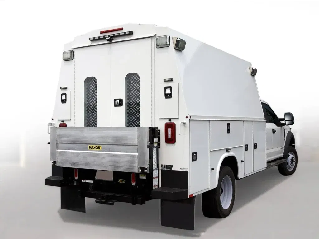 PICK UP DE SERVICE ÉQUIPÉ DU HAYON ÉLÉVATEUR LIGHT DUTY MAXON C2 SERVICE