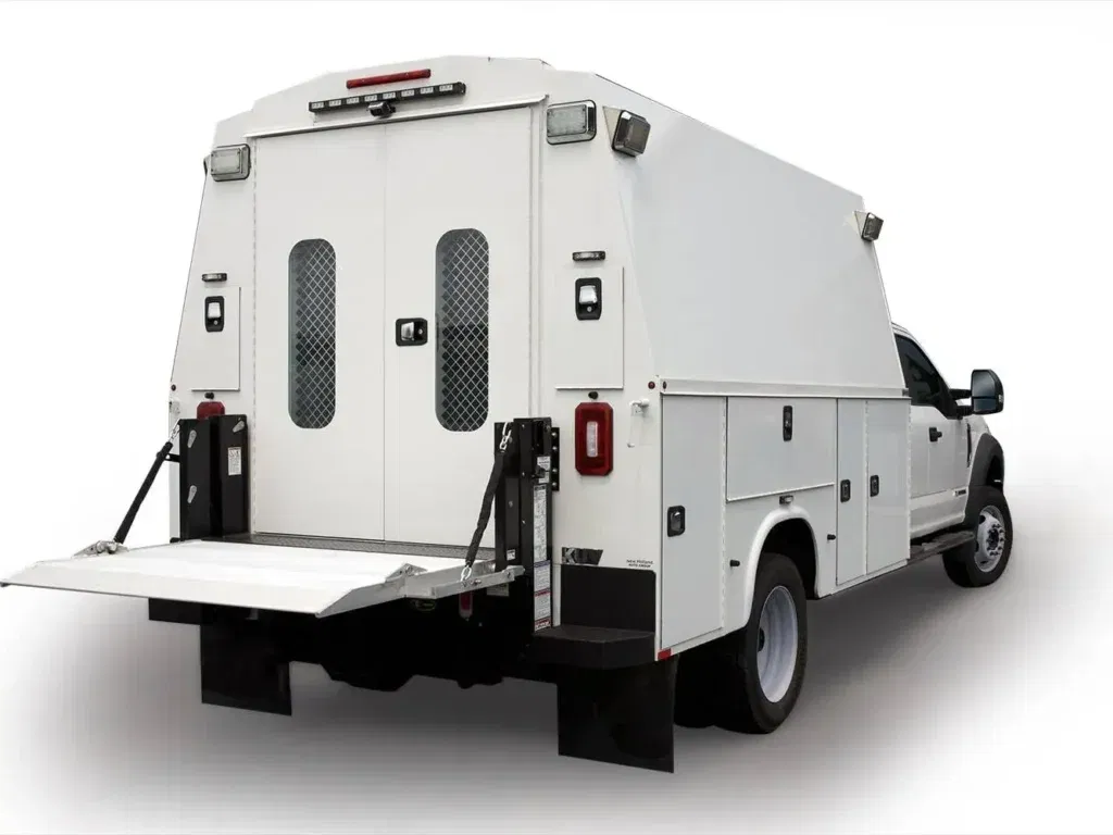 PICK UP DE SERVICE ÉQUIPÉ DU HAYON ÉLÉVATEUR LIGHT DUTY MAXON C2 SERVICE