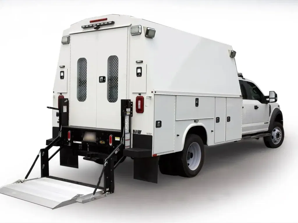PICK UP DE SERVICE ÉQUIPÉ DU HAYON ÉLÉVATEUR LIGHT DUTY MAXON C2 SERVICE