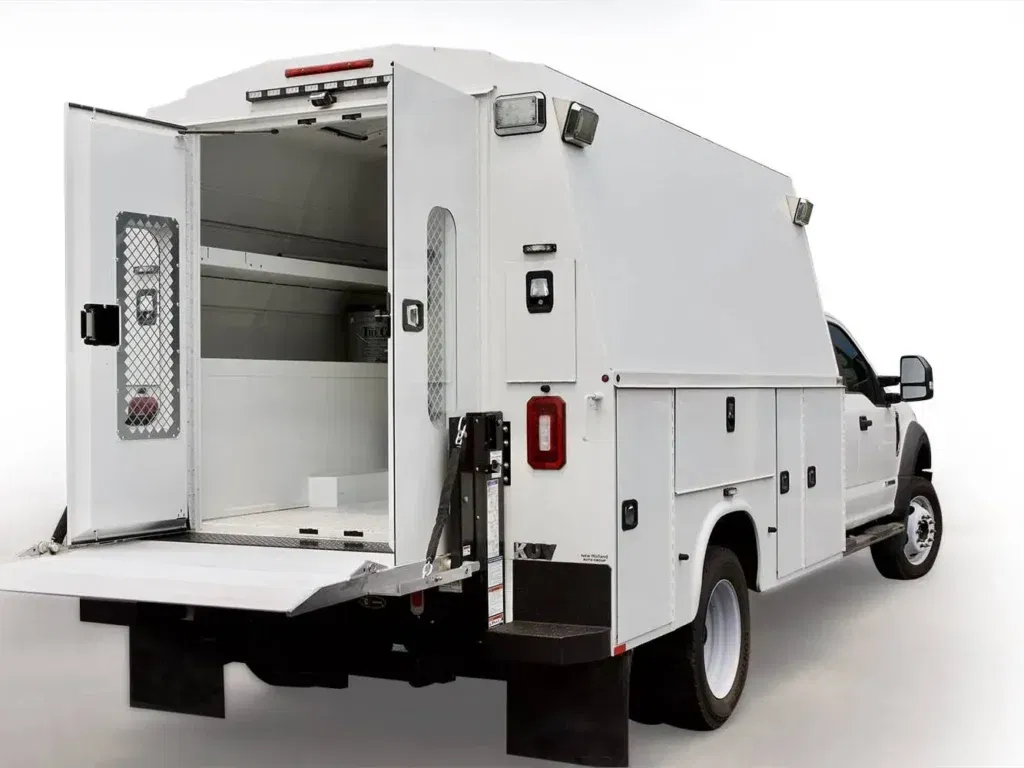 PICK UP DE SERVICE ÉQUIPÉ DU HAYON ÉLÉVATEUR LIGHT DUTY MAXON C2 SERVICE