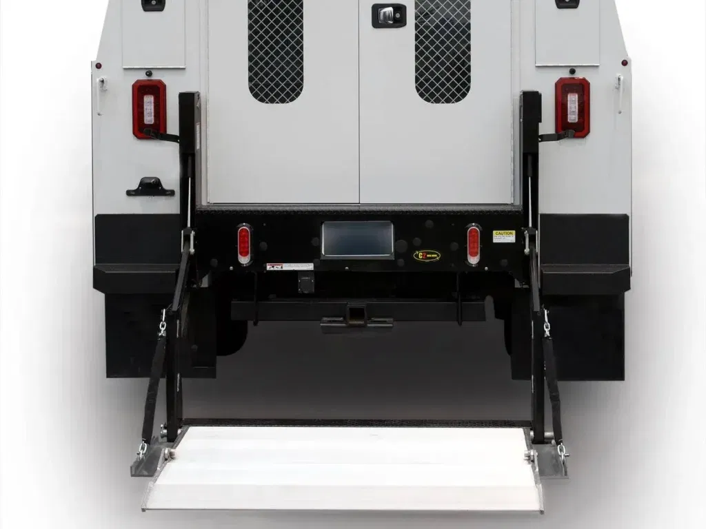 PICK UP DE SERVICE ÉQUIPÉ DU HAYON ÉLÉVATEUR LIGHT DUTY MAXON C2 SERVICE