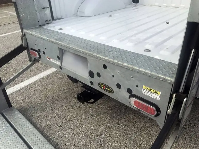 PICK UP DE SERVICE ÉQUIPÉ DU HAYON ÉLÉVATEUR LIGHT DUTY MAXON C2 SERVICE