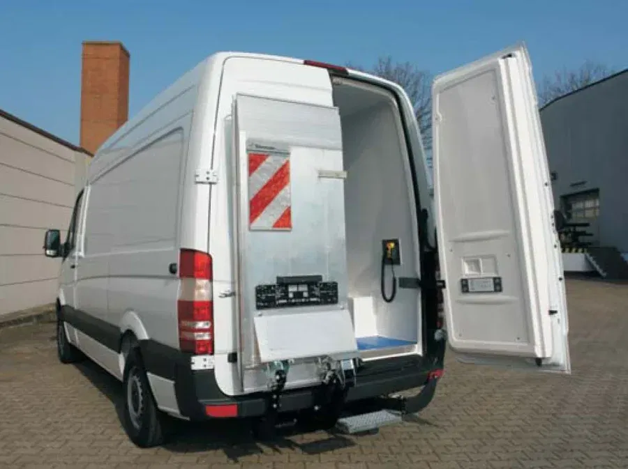 CAMION FOURGON - FOURGONNETTE ÉQUIPÉ DU HAYON ÉLÉVATEUR MAXON - LIGHT DUTY - C2 GPC X1-LDF
