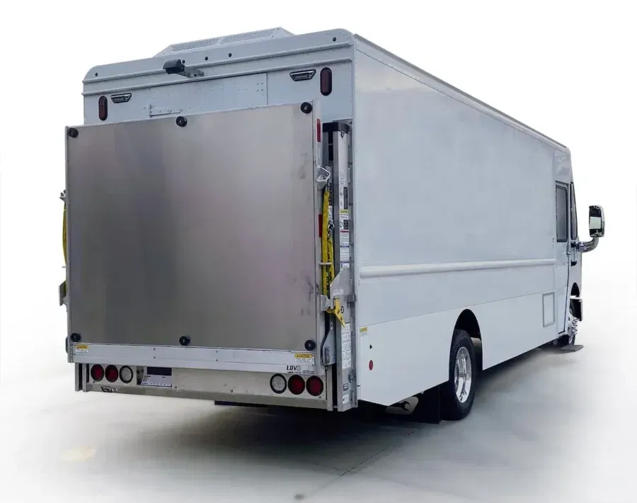 CAMION ÉQUIPÉ DU HAYON ÉLÉVATEUR MAXON RAILIFT™ DMD-TT CAMION-OUTIL