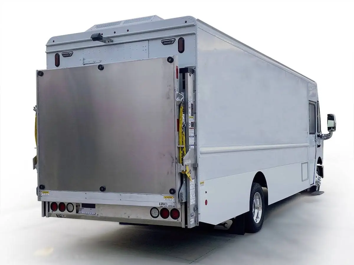 CAMION ÉQUIPÉ DU HAYON ÉLÉVATEUR MAXON RAILIFT™ DMD-TT - FERMÉ