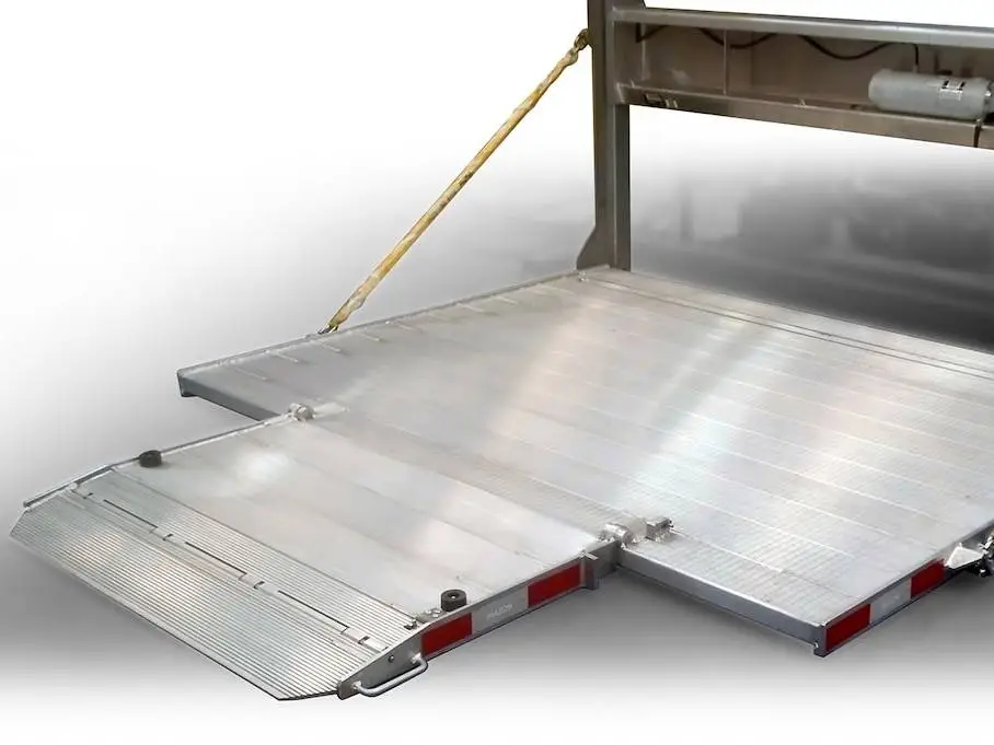 CAMION ÉQUIPÉ DU HAYON ÉLÉVATEUR MAXON RAILIFT™ DMD-TT
