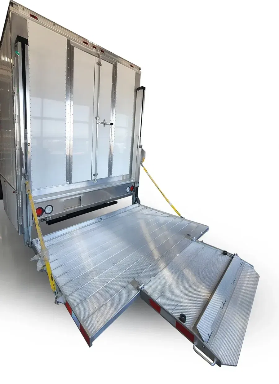 REMORQUE ÉQUIPÉ DU HAYON ÉLÉVATEUR MAXON RAILIFT™ DMD-TT CAMION-OUTIL