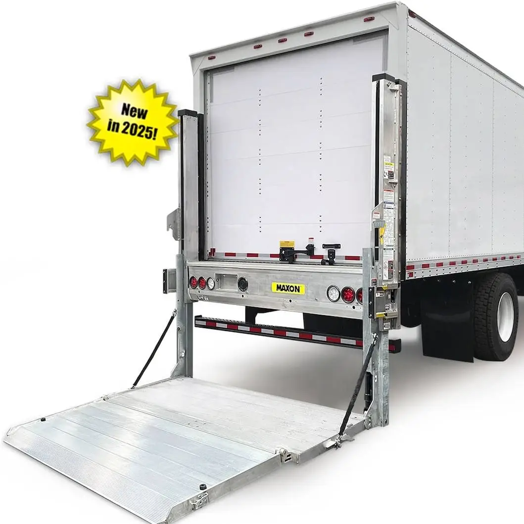 CAMION ÉQUIPÉ DU HAYON ÉLÉVATEUR MAXON RAILIFT™ DMD AVEC BUTOIRS DE QUAI DE CHARGEMENT