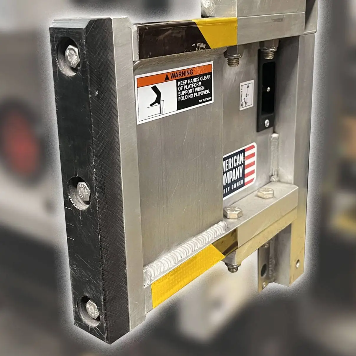 HAYON ÉLÉVATEUR MAXON RAILIFT™ DMD AVEC BUTOIRS DE QUAI DE CHARGEMENT