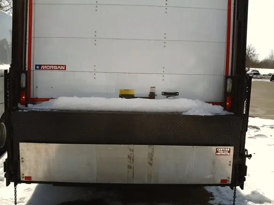 CAMION ÉQUIPÉ DU HAYON ÉLÉVATEUR MAXON RCT RAILIFT™
