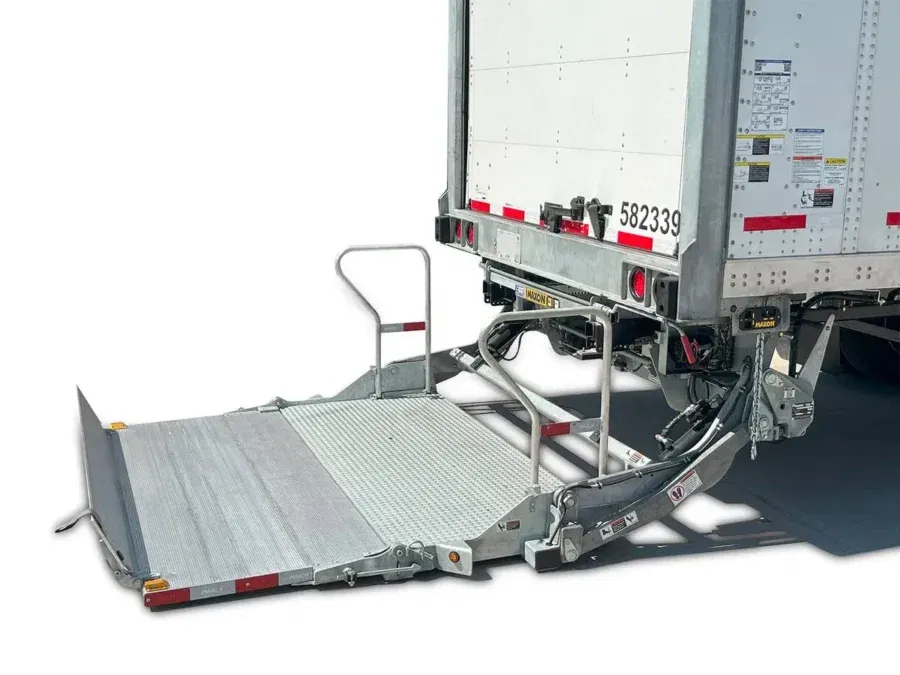 REMORQUE ÉQUIPÉ DU HAYON ÉLÉVATEUR À GLISSIÈRE MAXON GPSLR - SLIDELIFT