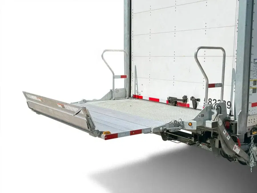 REMORQUE ÉQUIPÉ DU HAYON ÉLÉVATEUR À GLISSIÈRE MAXON GPSLR - SLIDELIFT - HAYON LEVÉ