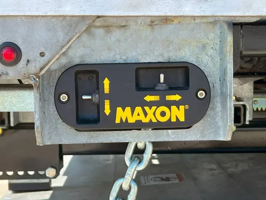 REMORQUE ÉQUIPÉ DU HAYON ÉLÉVATEUR À GLISSIÈRE MAXON GPSLR - SLIDELIFT - COMMANDE