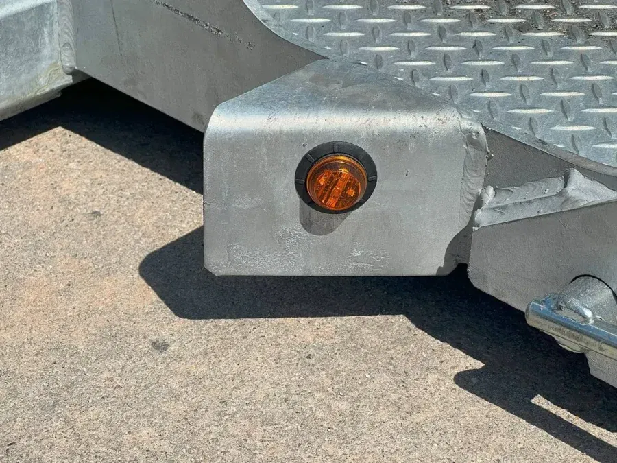 CAMION ÉQUIPÉ DU HAYON ÉLÉVATEUR À GLISSIÈRE MAXON GPSLR - SLIDELIFT - LUMIÈRE DE SÉCURITÉ