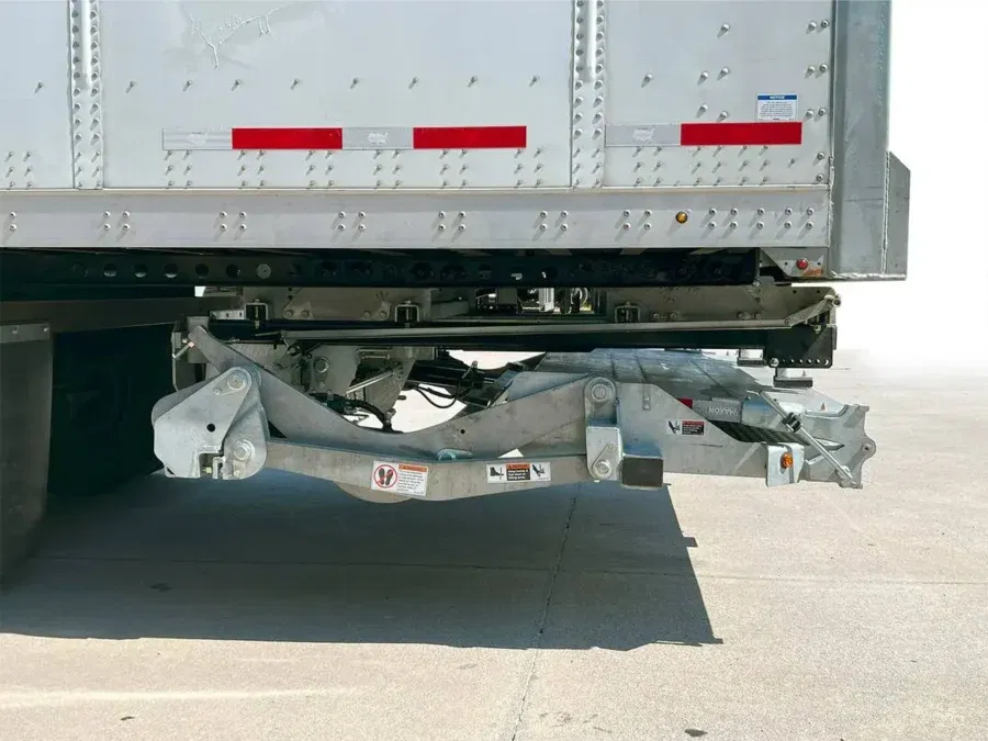 CAMION ÉQUIPÉ DU HAYON ÉLÉVATEUR À GLISSIÈRE MAXON GPSLR - SLIDELIFT - HAYON EN-DESSOUS