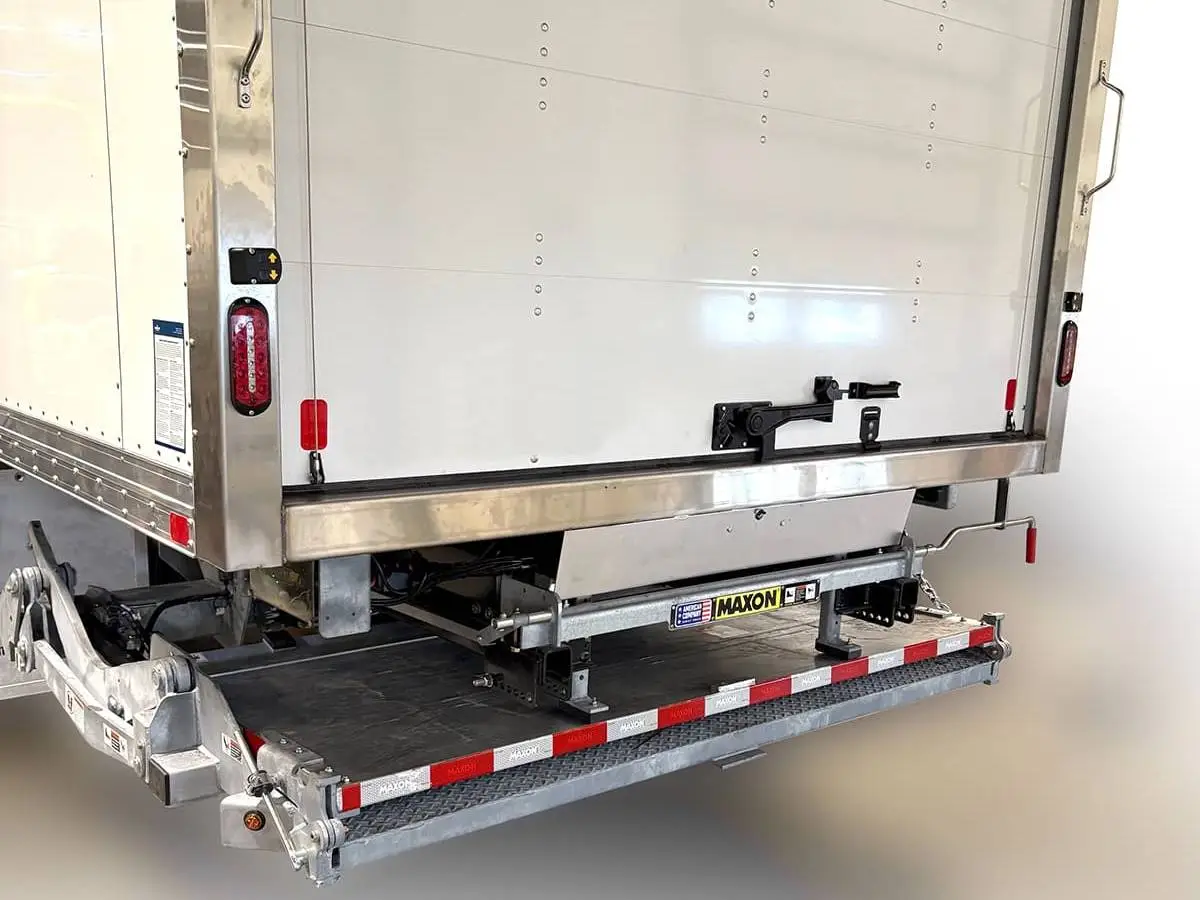 CAMION ÉQUIPÉ DU HAYON ÉLÉVATEUR À GLISSIÈRE MAXON GPSLRT - SLIDELIFT